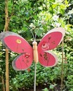 Прикраса для саду "Метелик" (108 см, малиновий)