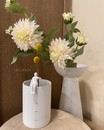 Біла порцелянова ваза Räder Gardener з фігуркою садівника (h 19*d 10 см)