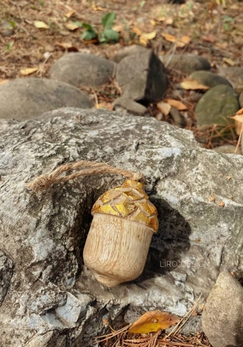 Підвіска жолудь з дерева манго (золотистий, 7*5 см)