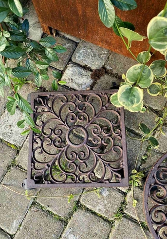 Вулична чавунна підставка для вазонів (пластикові коліщата, 28.5*28.5* 6 см)